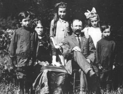 Taken in US about 1912 - my father is the larger of the two boys.